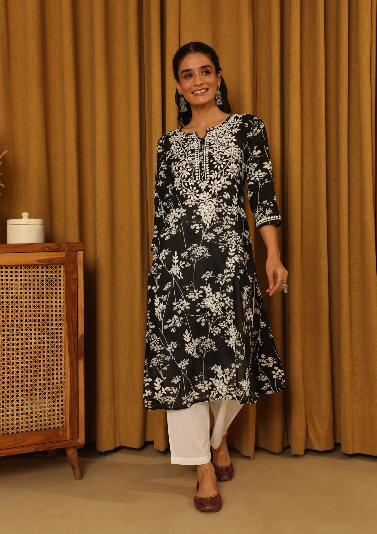 Zainab Chikankari Mulmul Straight Kurta - Image 3