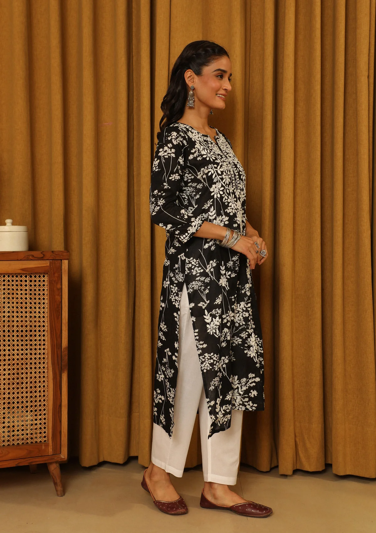 Zainab Chikankari Mulmul Straight Kurta - Image 4
